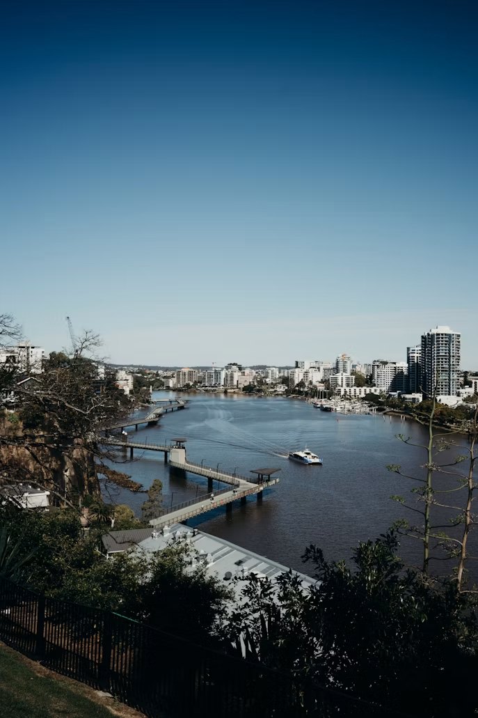 布里斯班河上的渡轮与滨水城市景观