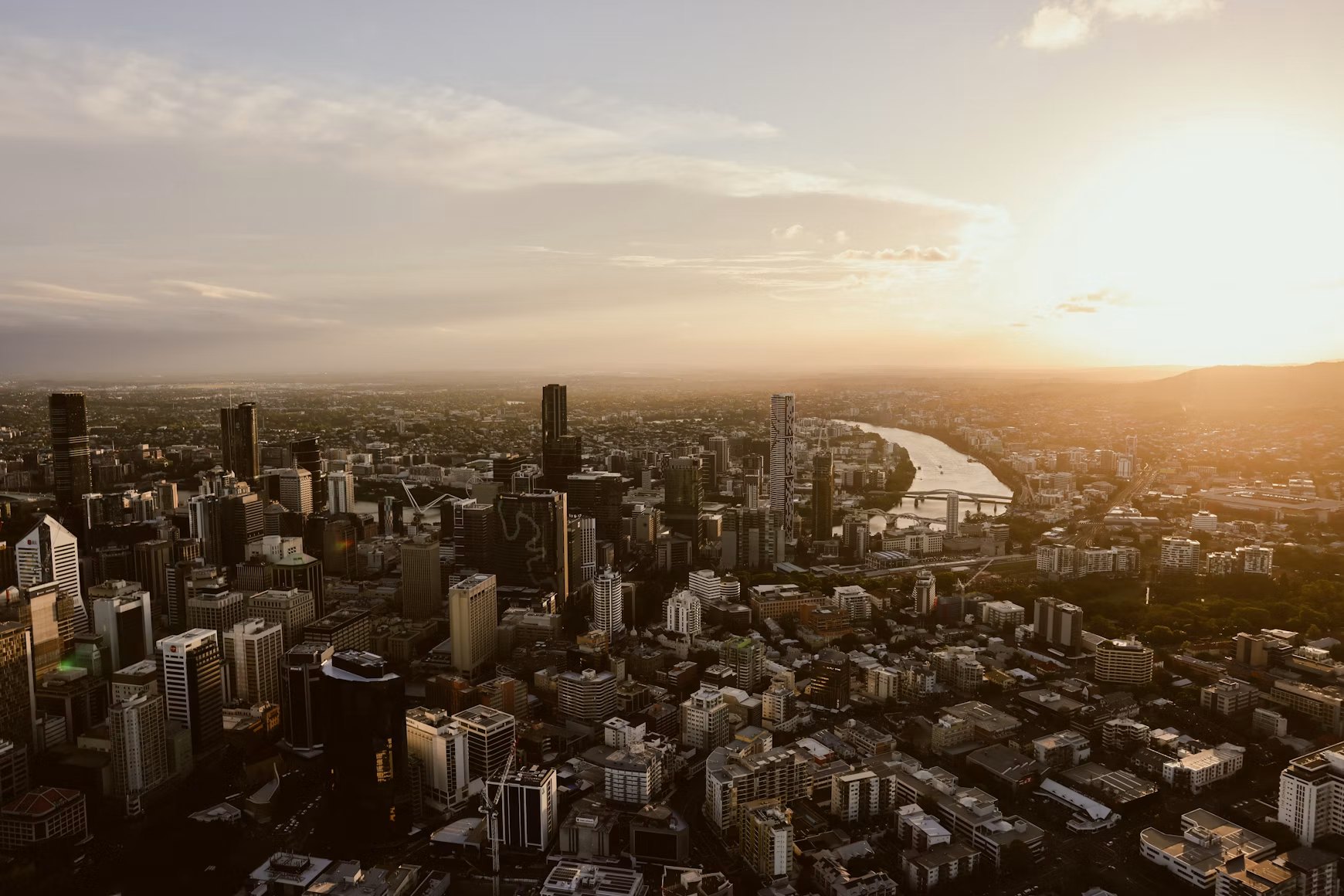 夕阳下的布里斯班城市与河流全景