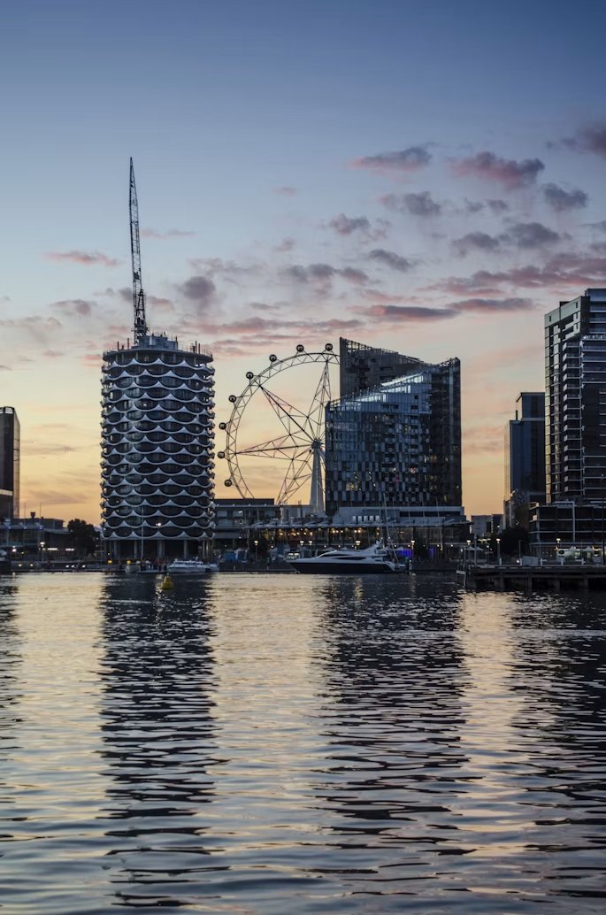 墨尔本 Yarra 河畔与城市建筑