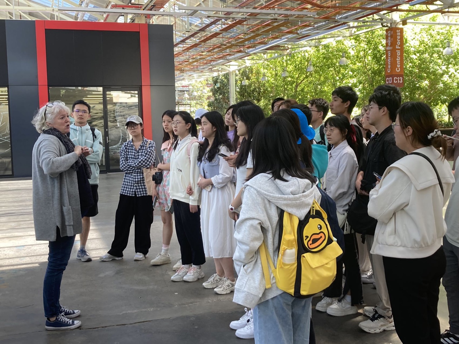 学生在澳大利亚校园参加实地讲解