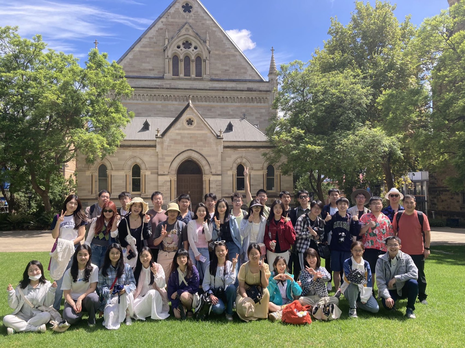 学生完成研学活动后在校园合影