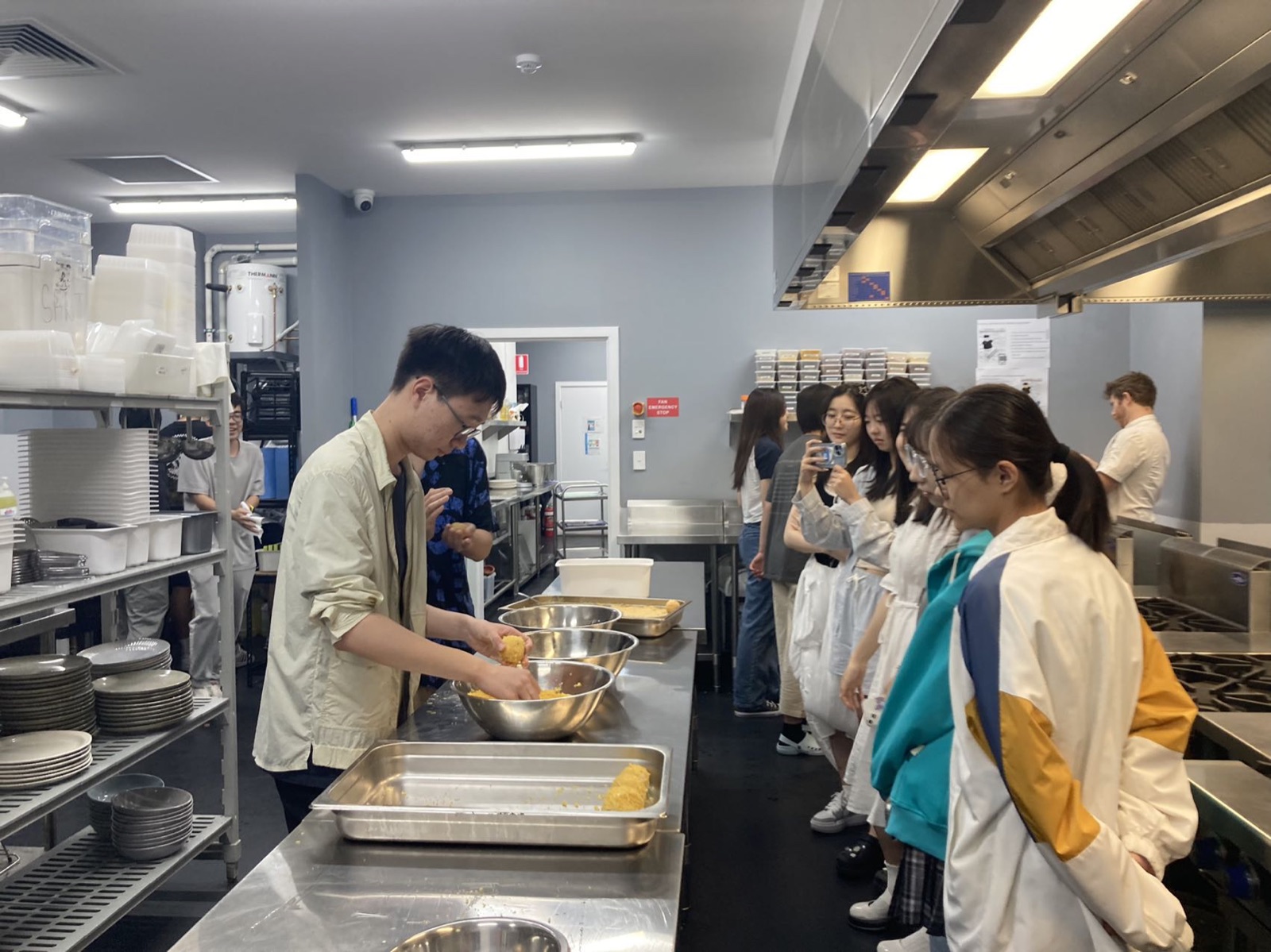 学生在专业厨房参加动手实践活动